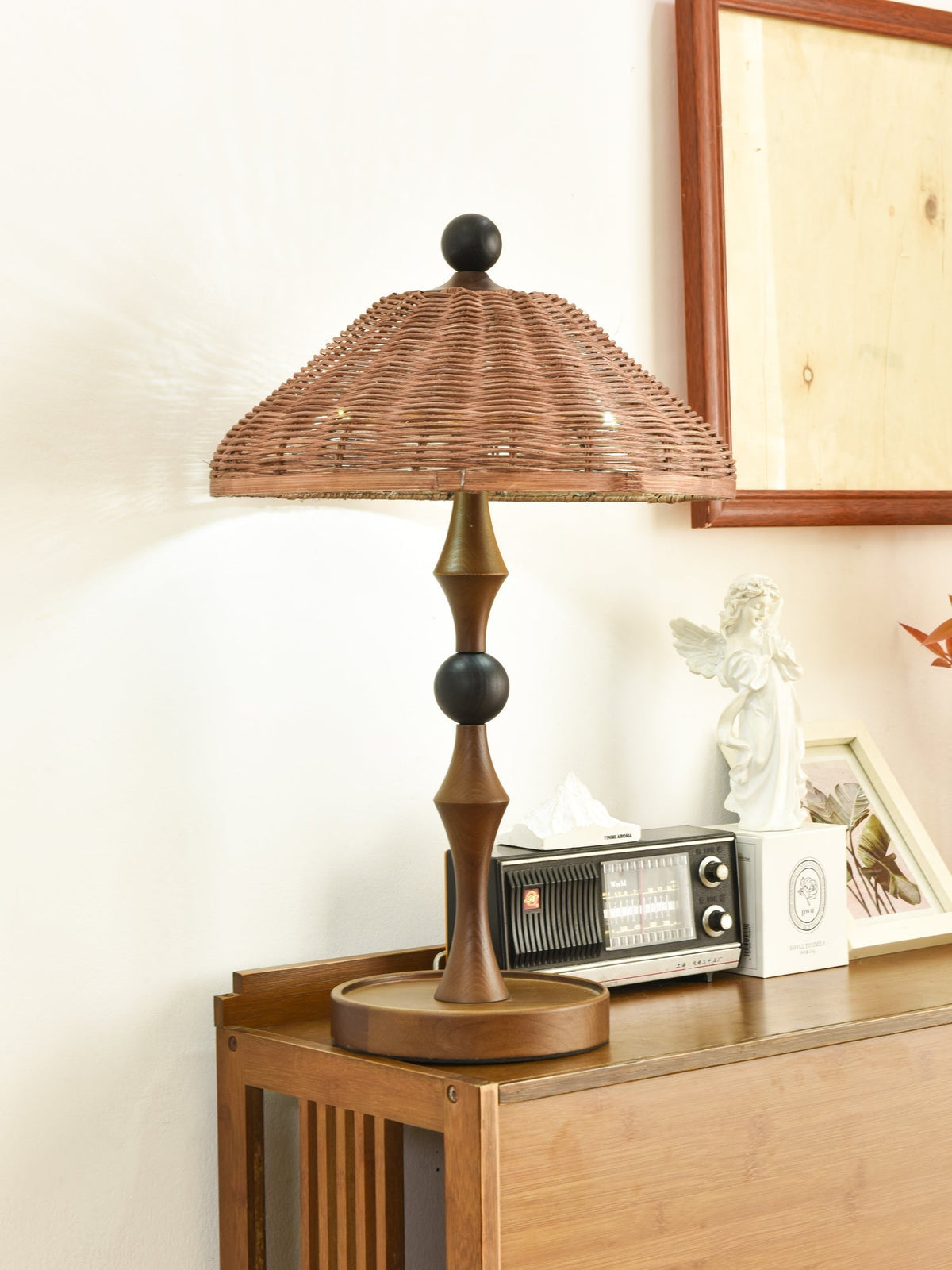 Miran Tischleuchte aus Holz und Rattan im Vintage-Stil