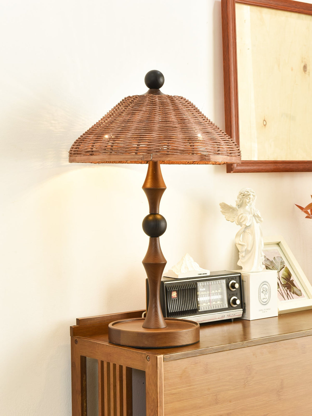Miran Tischleuchte aus Holz und Rattan im Vintage-Stil