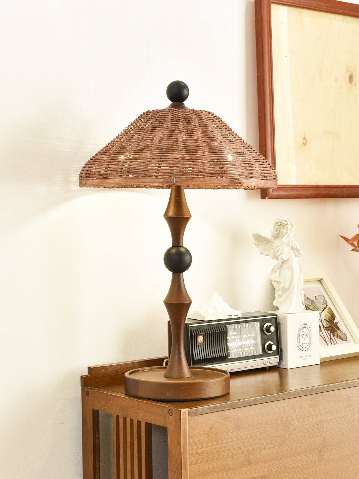 Miran Tischleuchte aus Holz und Rattan im Vintage-Stil