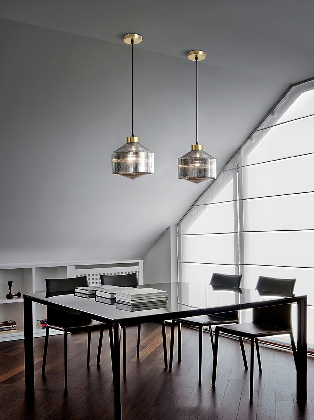 Velorarn Pendelleuchte aus Glas in Rauchgrau mit künstlerischem Design