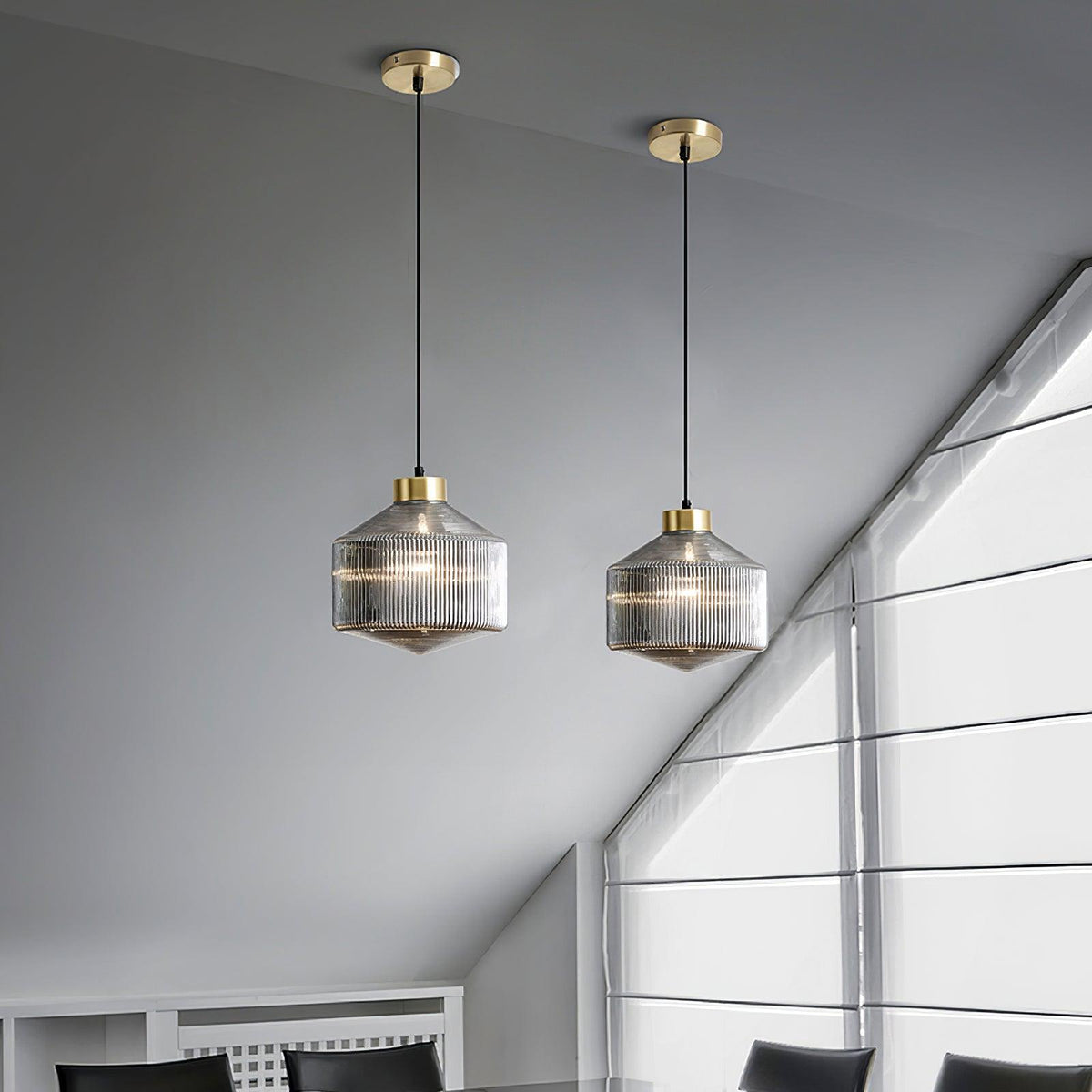 Velorarn Pendelleuchte aus Glas in Rauchgrau mit künstlerischem Design