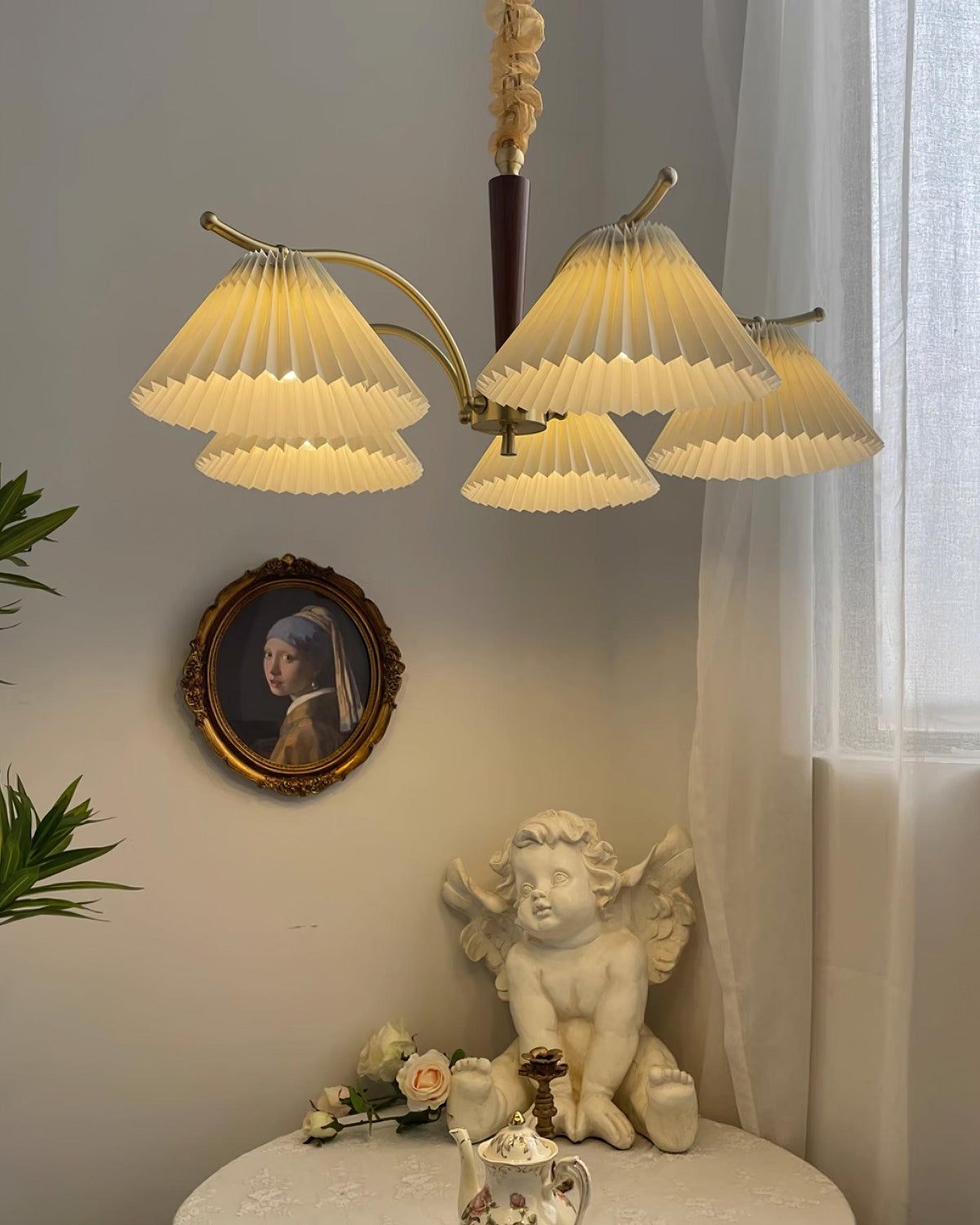 Kronleuchter mit plissierten Stoffschirmen, Walnuss und Messingarmen im warmen Retro-Stil