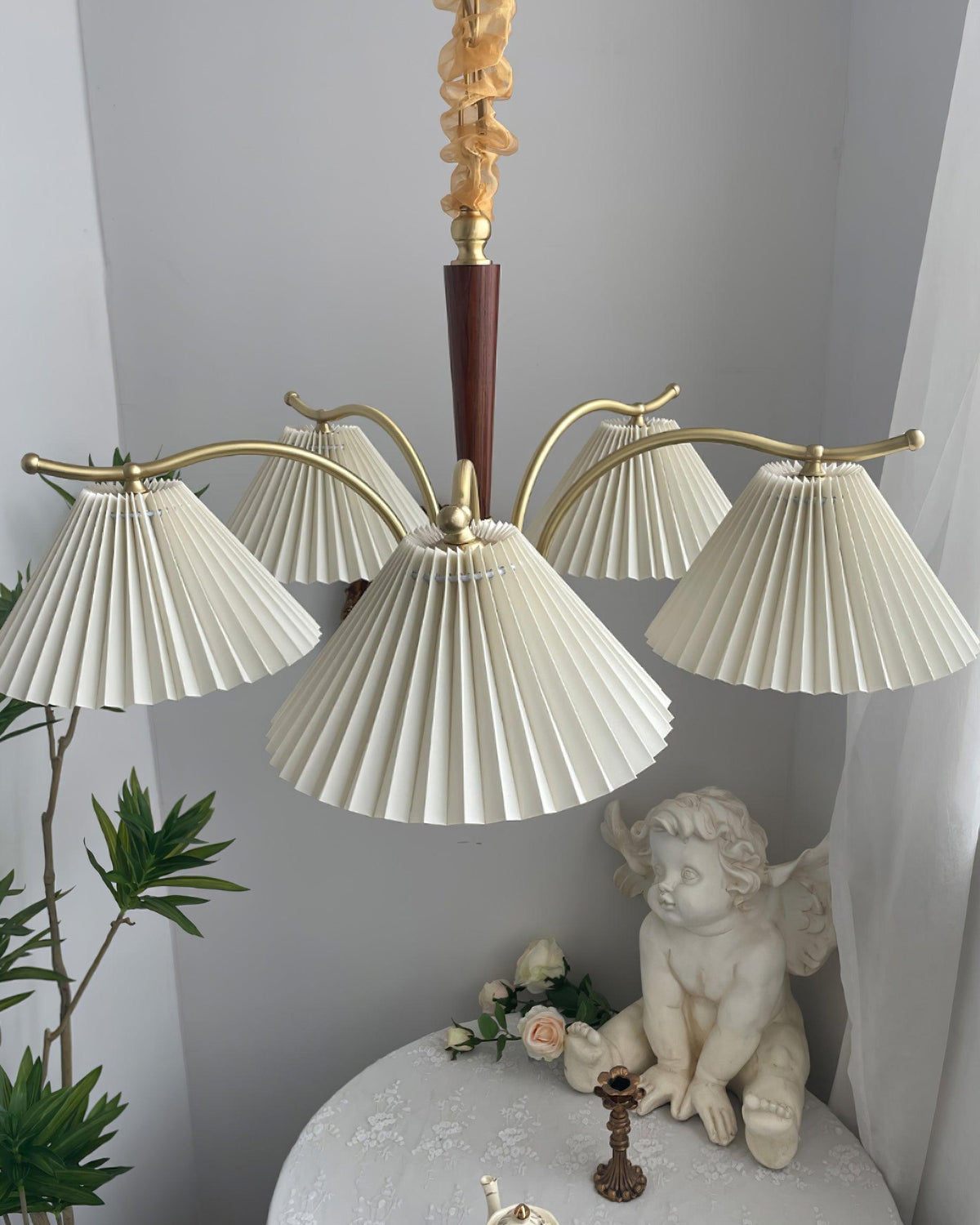 Kronleuchter mit plissierten Stoffschirmen, Walnuss und Messingarmen im warmen Retro-Stil