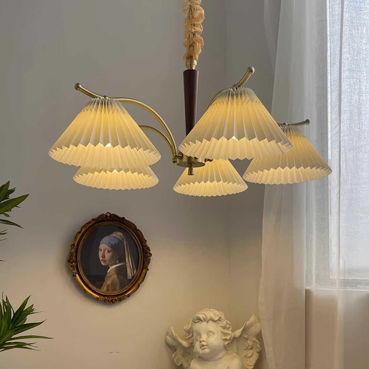 Kronleuchter mit plissierten Stoffschirmen, Walnuss und Messingarmen im warmen Retro-Stil