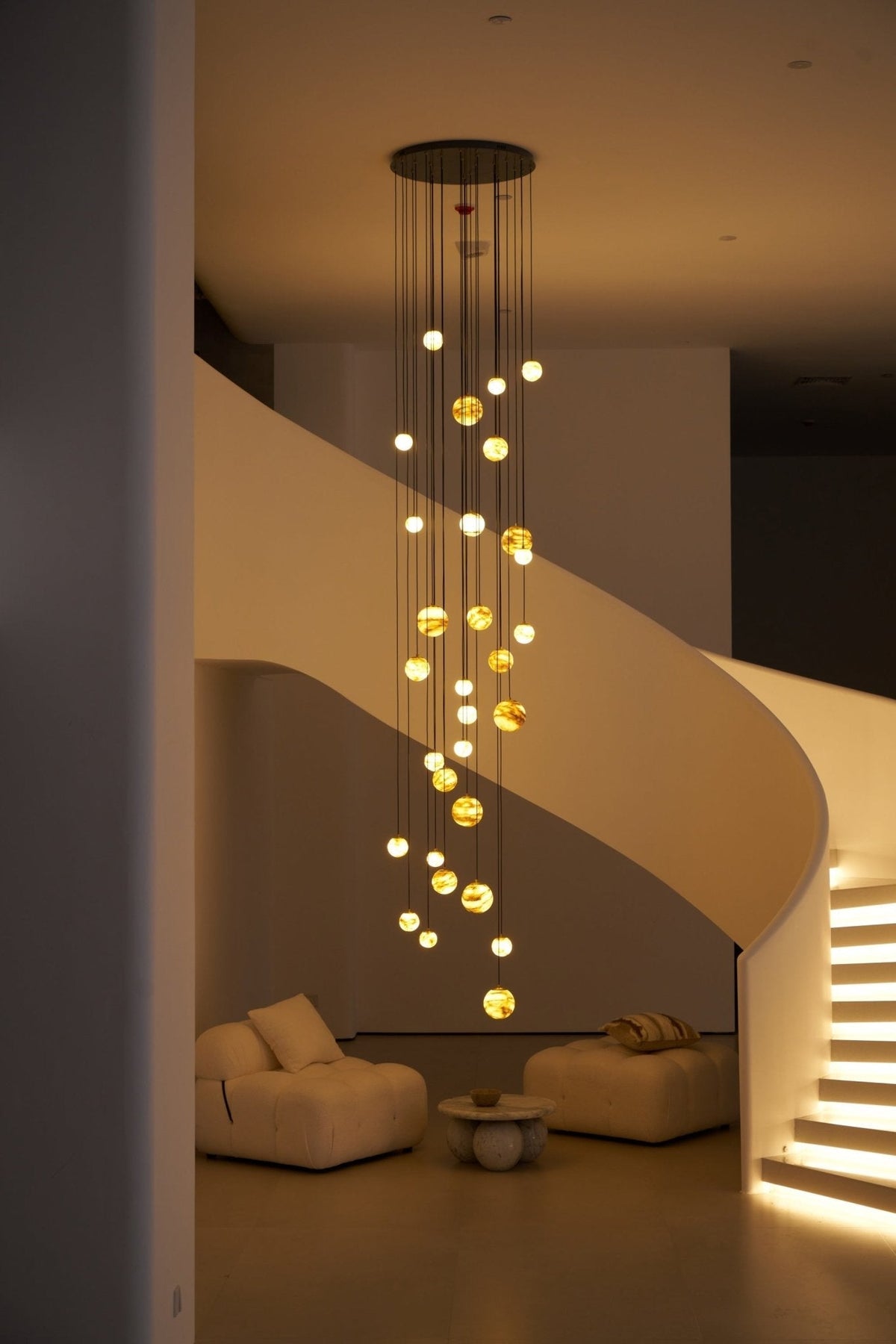 LUX Alabaster-Kronleuchter Cluster Treppenhaus