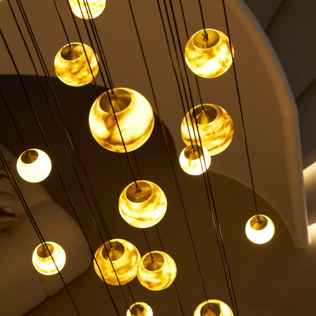 LUX Alabaster-Kronleuchter Cluster Treppenhaus
