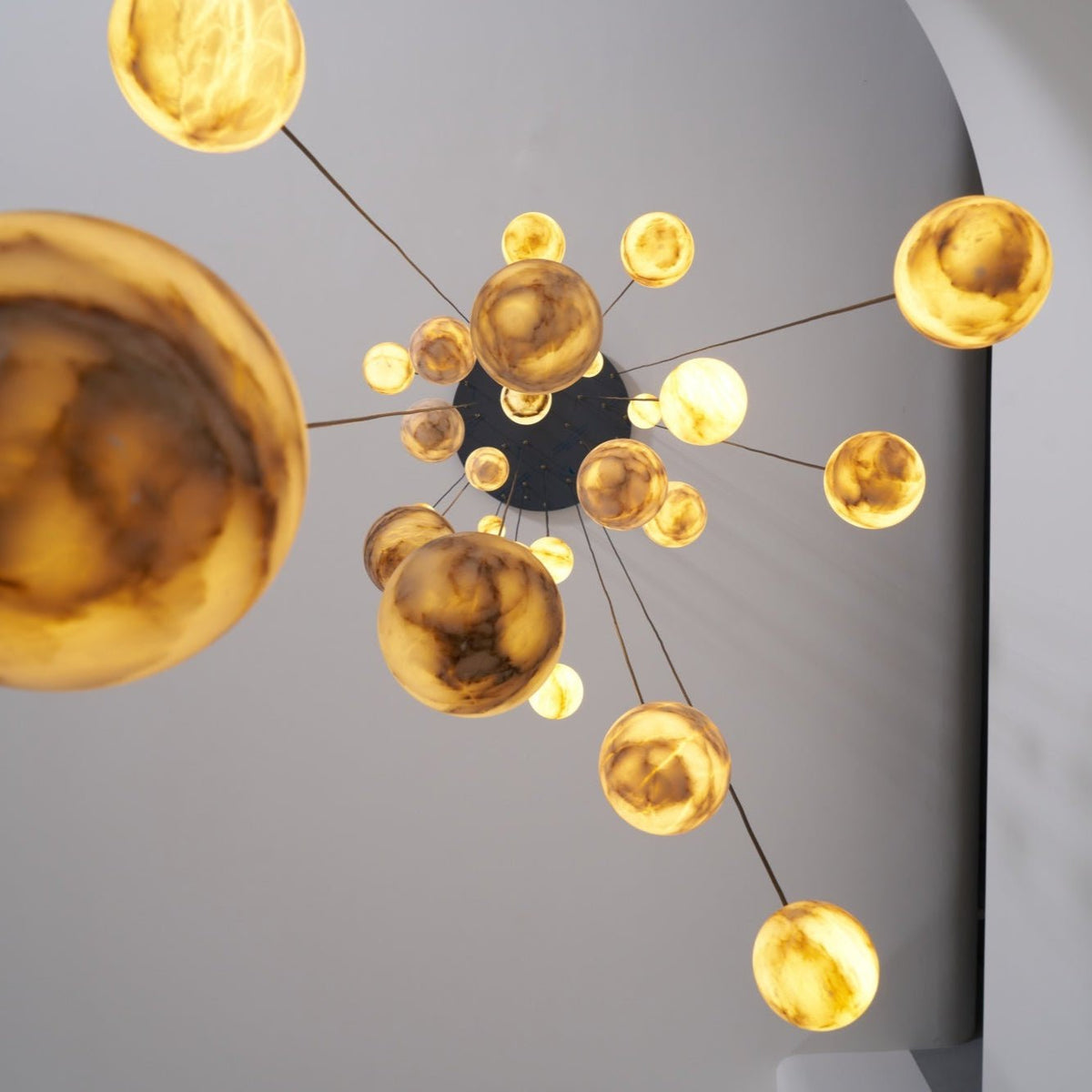 LUX Alabaster-Kronleuchter Cluster Treppenhaus