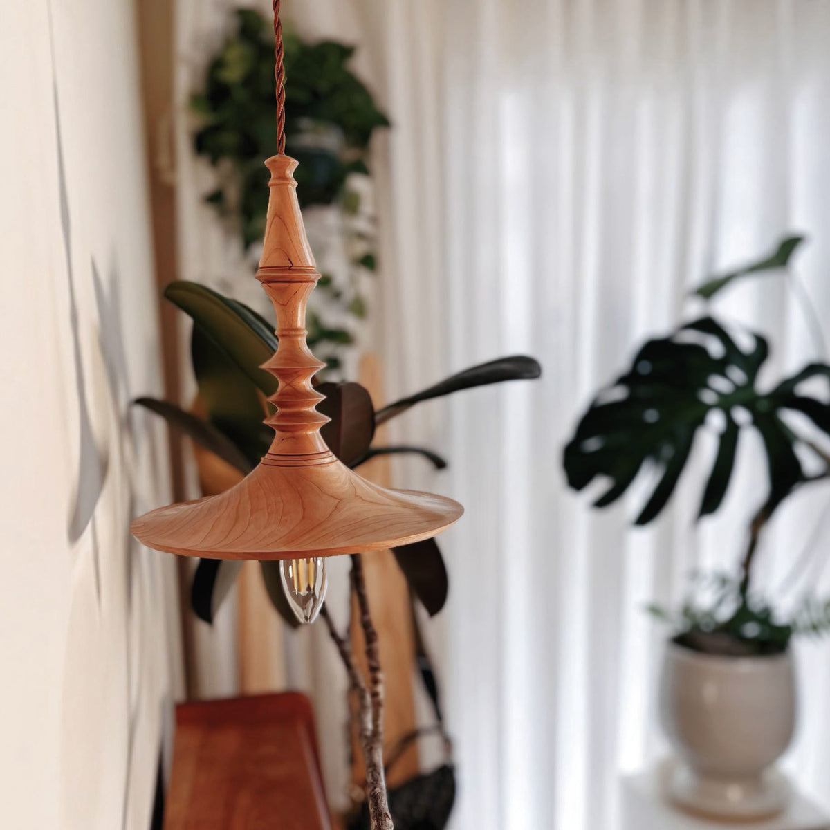 Tessira Pendelleuchte aus Holz im Industrie-Stil