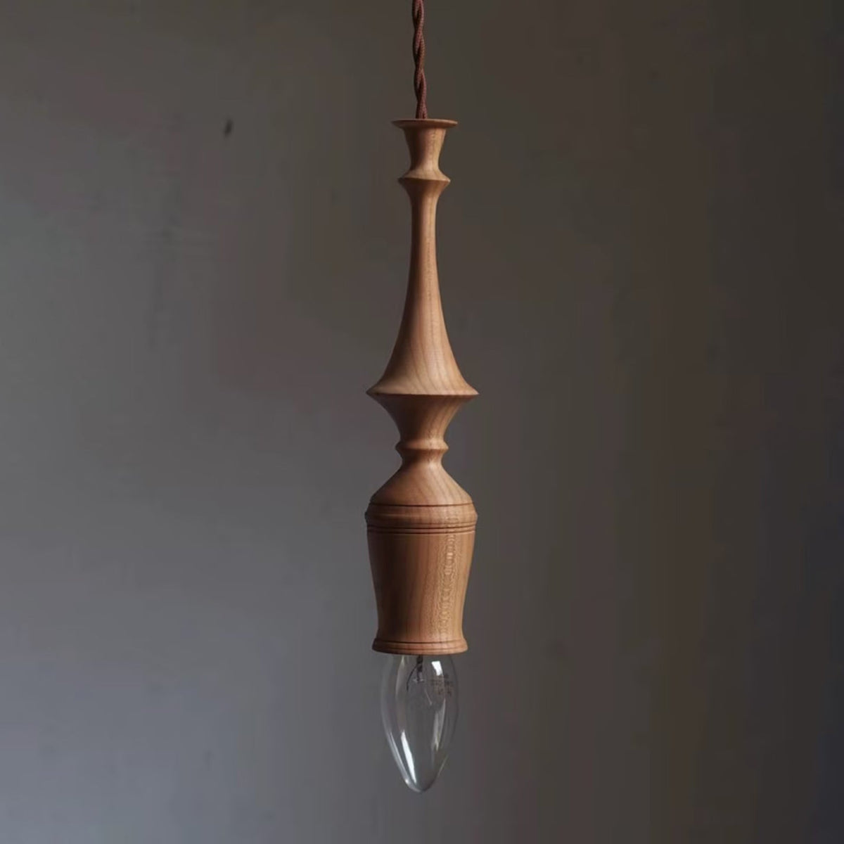 Tessira Pendelleuchte aus Holz im Industrie-Stil