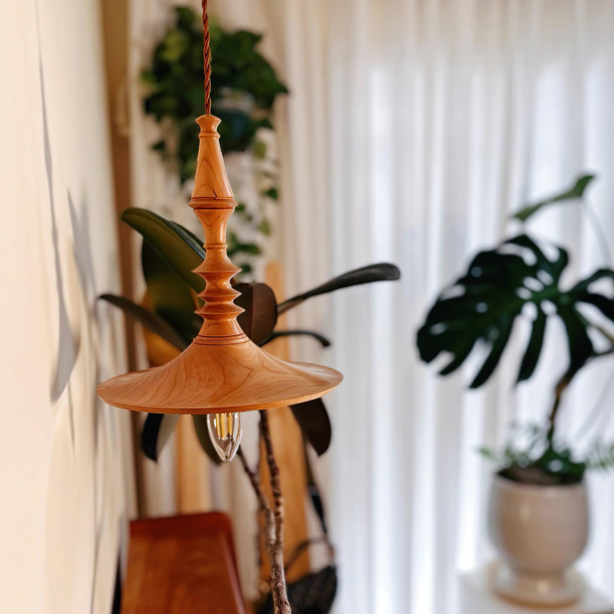 Tessira Pendelleuchte aus Holz im Industrie-Stil