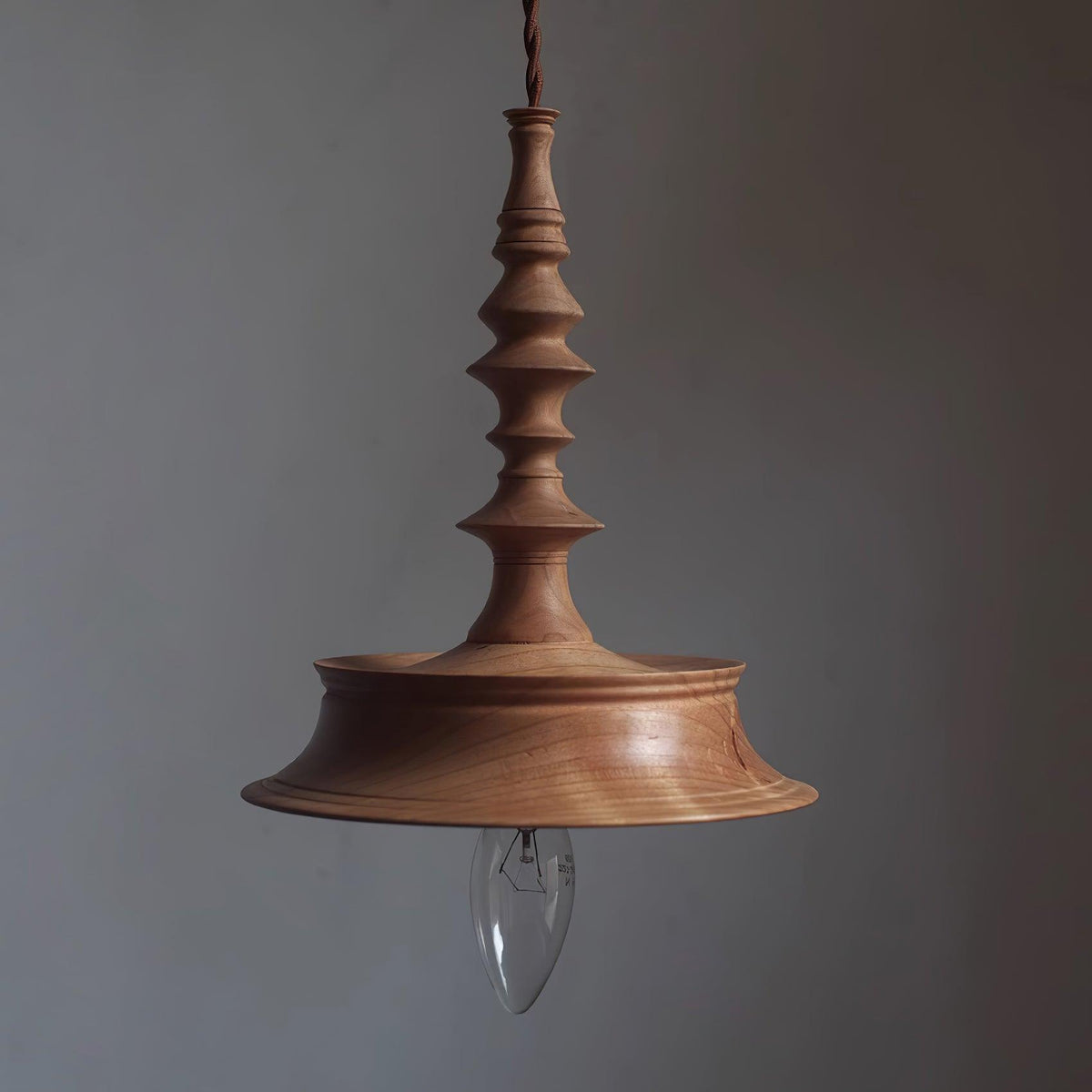 Tessira Pendelleuchte aus Holz im Industrie-Stil