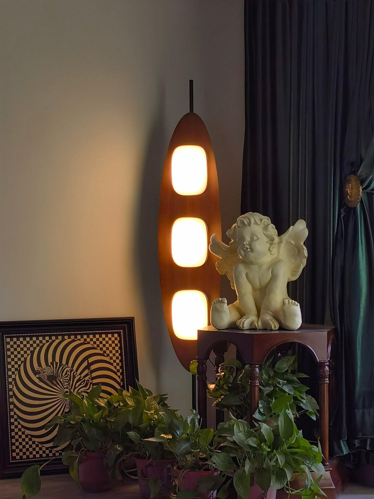 Camirara Stehleuchte aus Marmor in Teak-Farbe