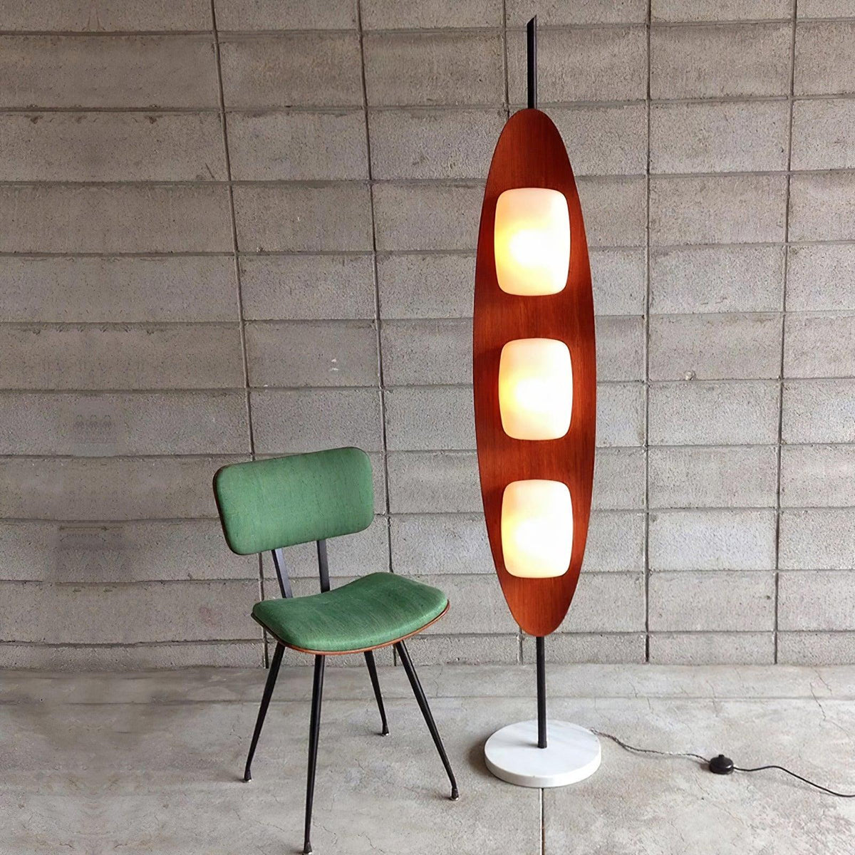 Camirara Stehleuchte aus Marmor in Teak-Farbe