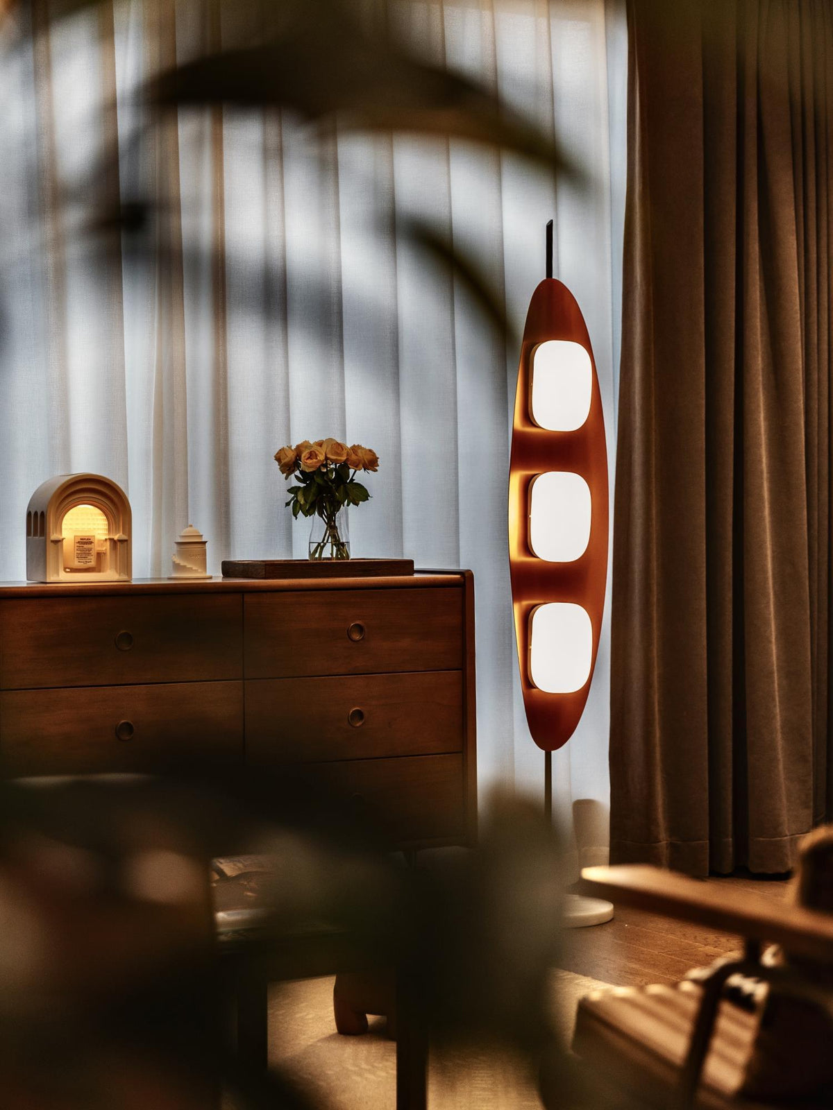 Camirara Stehleuchte aus Marmor in Teak-Farbe