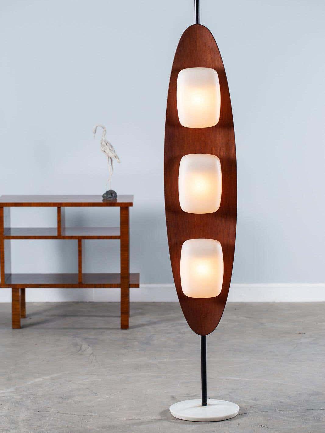 Camirara Stehleuchte aus Marmor in Teak-Farbe
