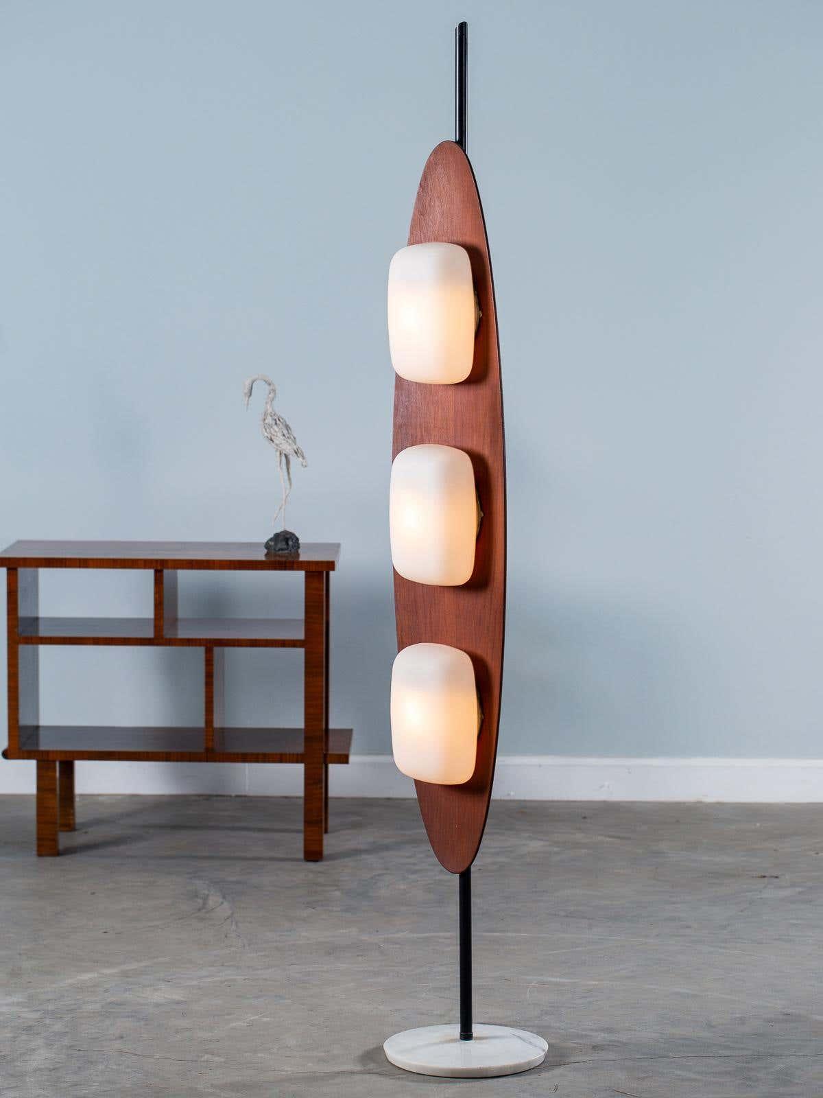 Camirara Stehleuchte aus Marmor in Teak-Farbe