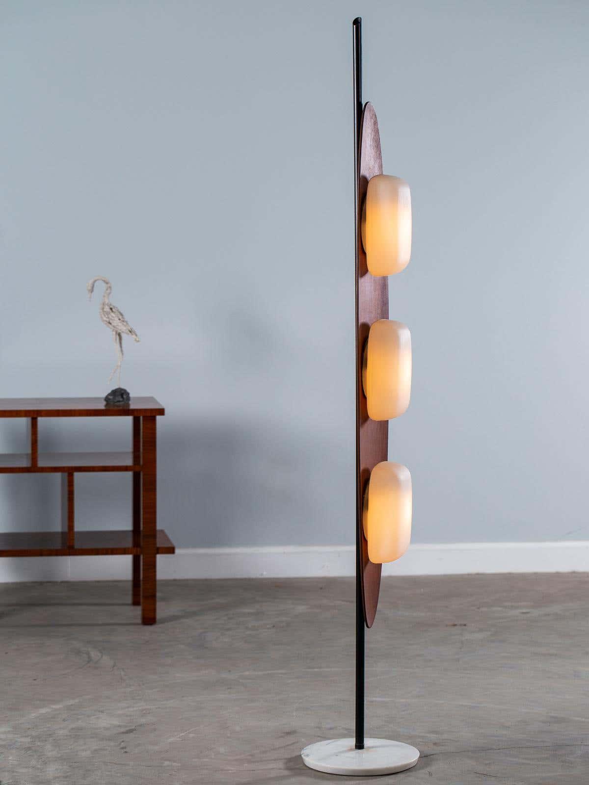 Camirara Stehleuchte aus Marmor in Teak-Farbe
