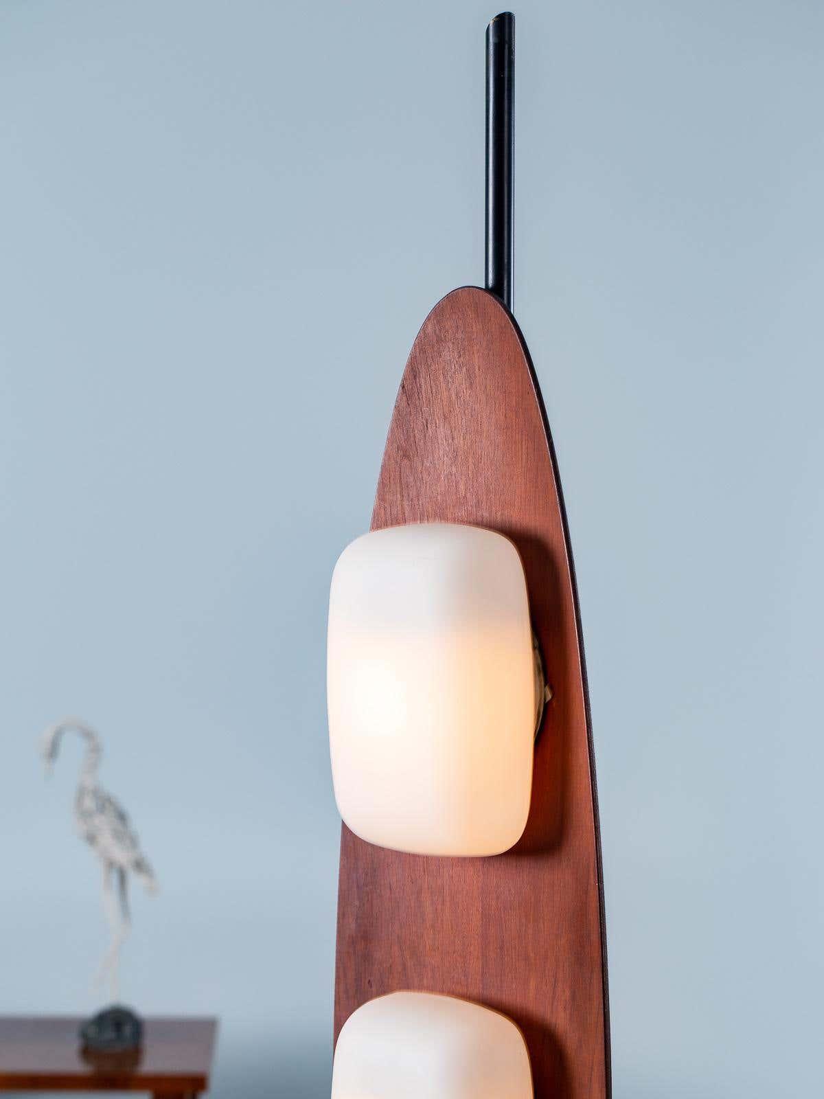 Camirara Stehleuchte aus Marmor in Teak-Farbe