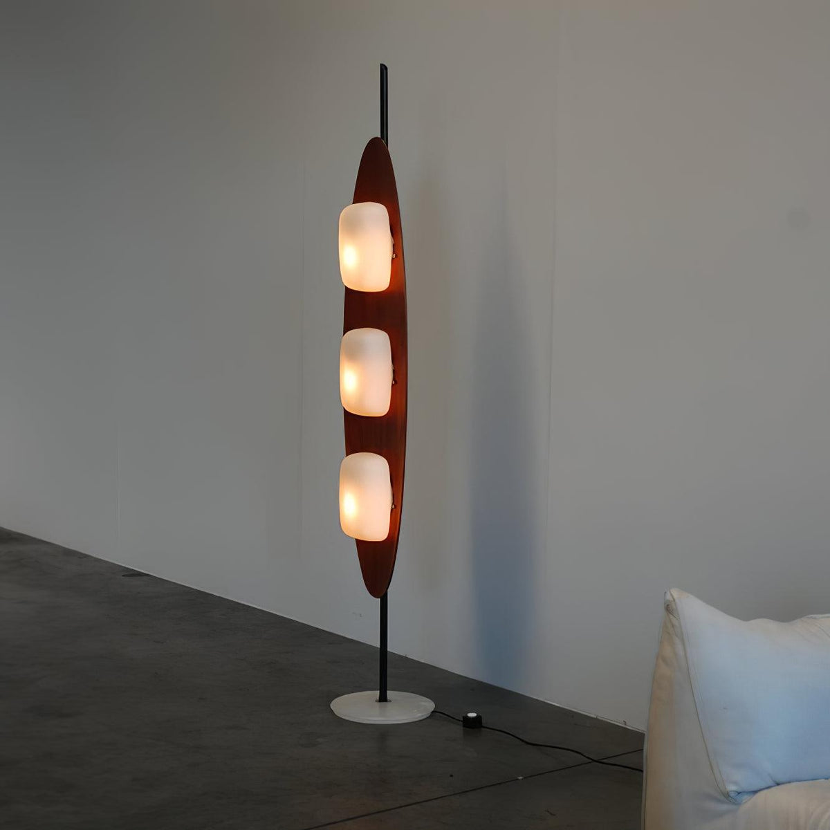 Camirara Stehleuchte aus Marmor in Teak-Farbe
