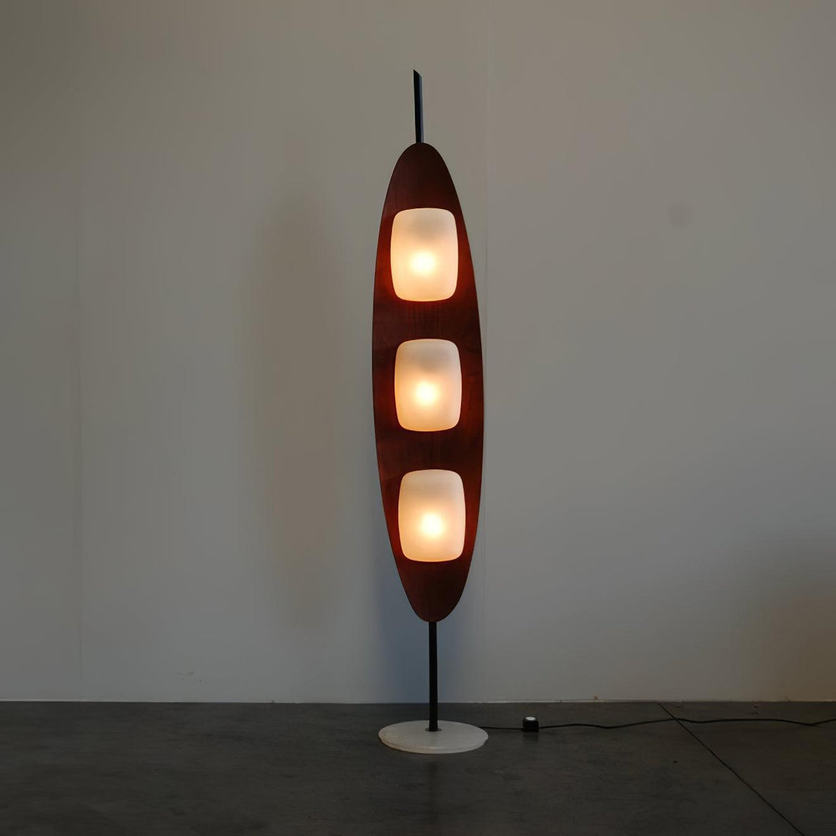 Camirara Stehleuchte aus Marmor in Teak-Farbe