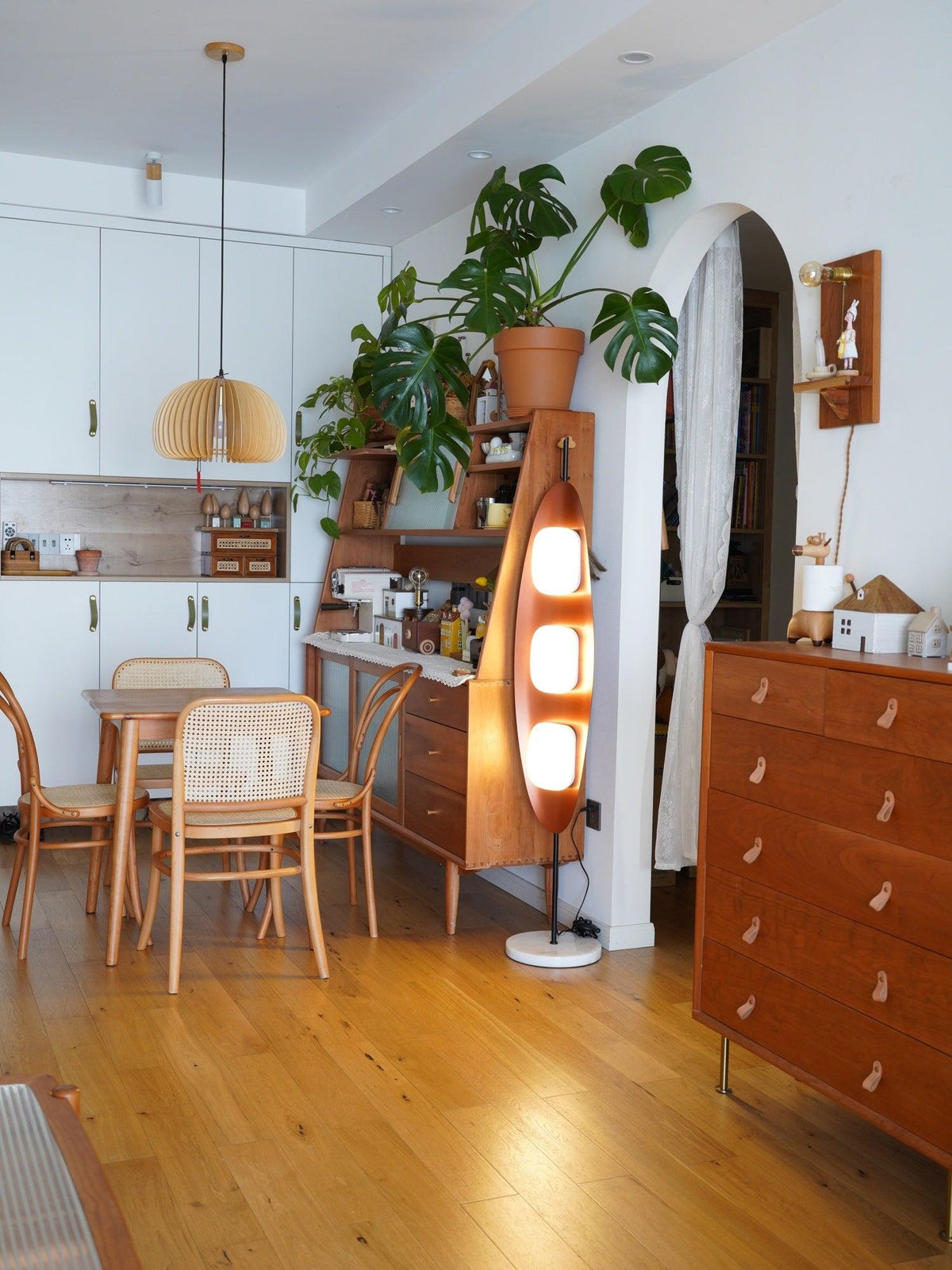 Camirara Stehleuchte aus Marmor in Teak-Farbe