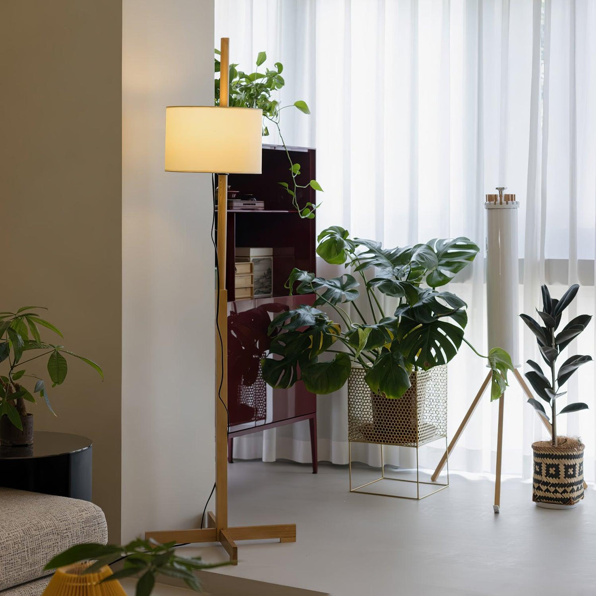 Vindis Stehleuchte aus Holz und Stoff