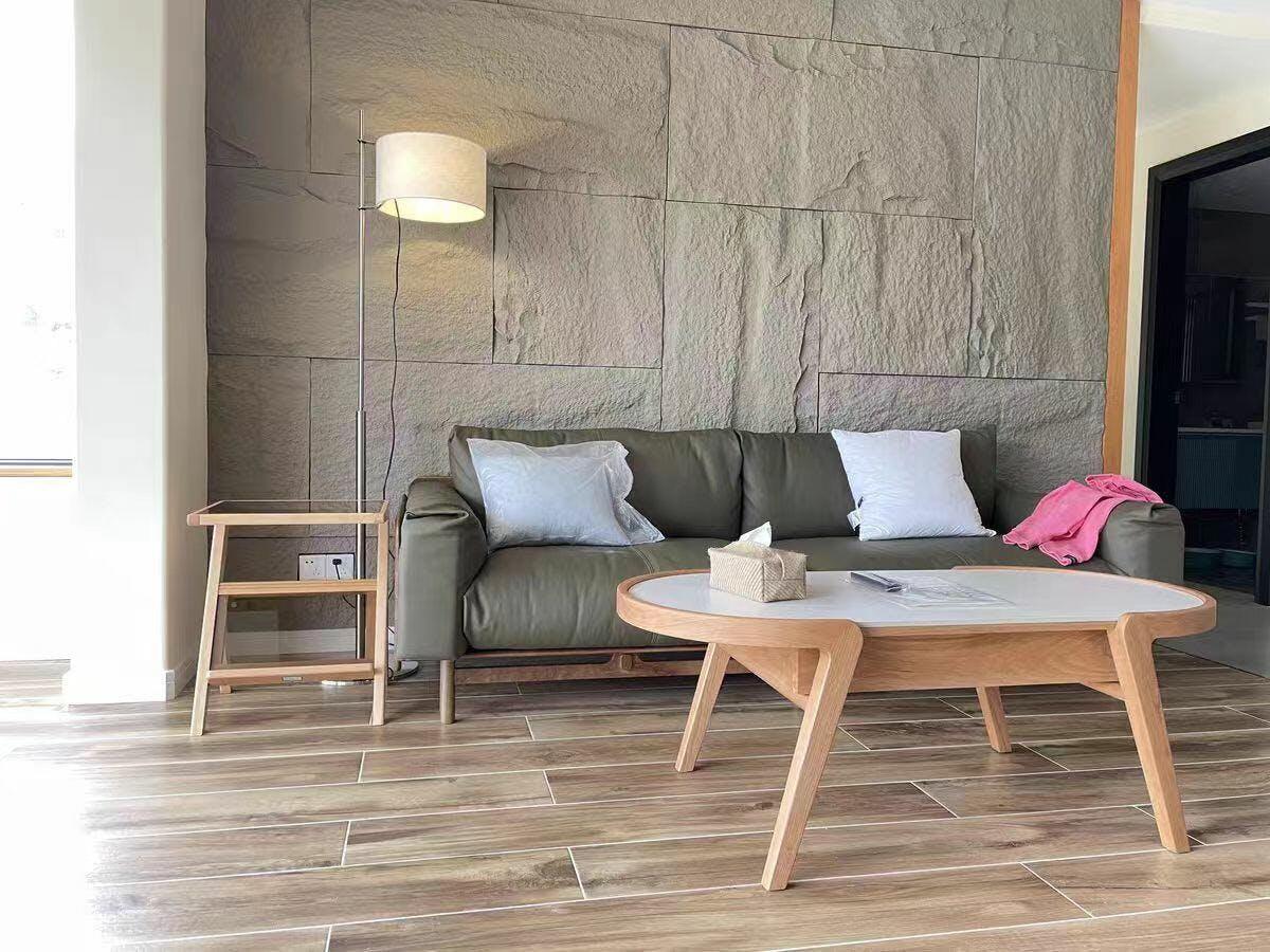 Vindis Stehleuchte aus Holz und Stoff