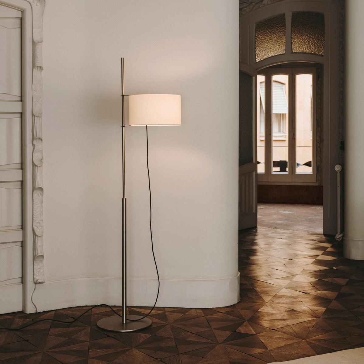 Vindis Stehleuchte aus Holz und Stoff