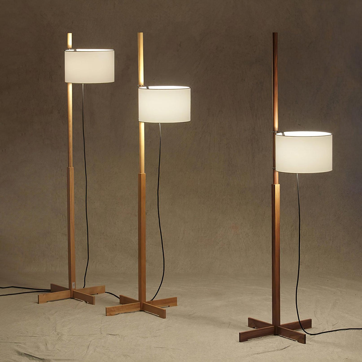 Vindis Stehleuchte aus Holz und Stoff