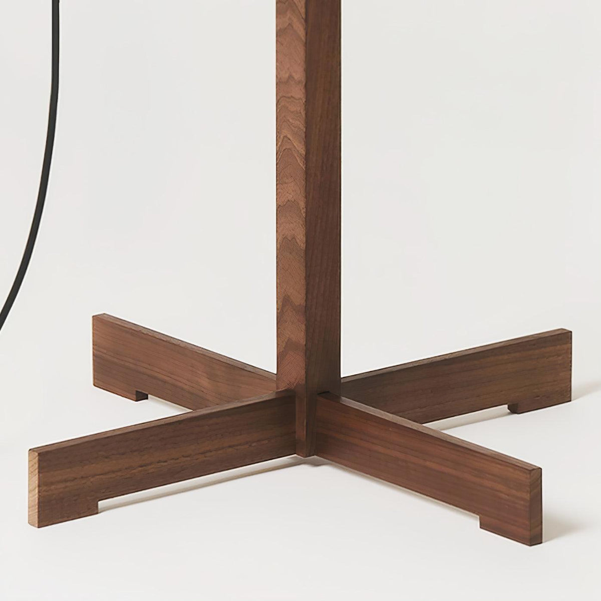 Vindis Stehleuchte aus Holz und Stoff