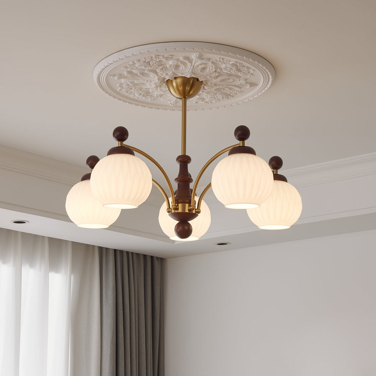 Vedoror Kronleuchter aus Holz und Glas im klassischen Orb-Design