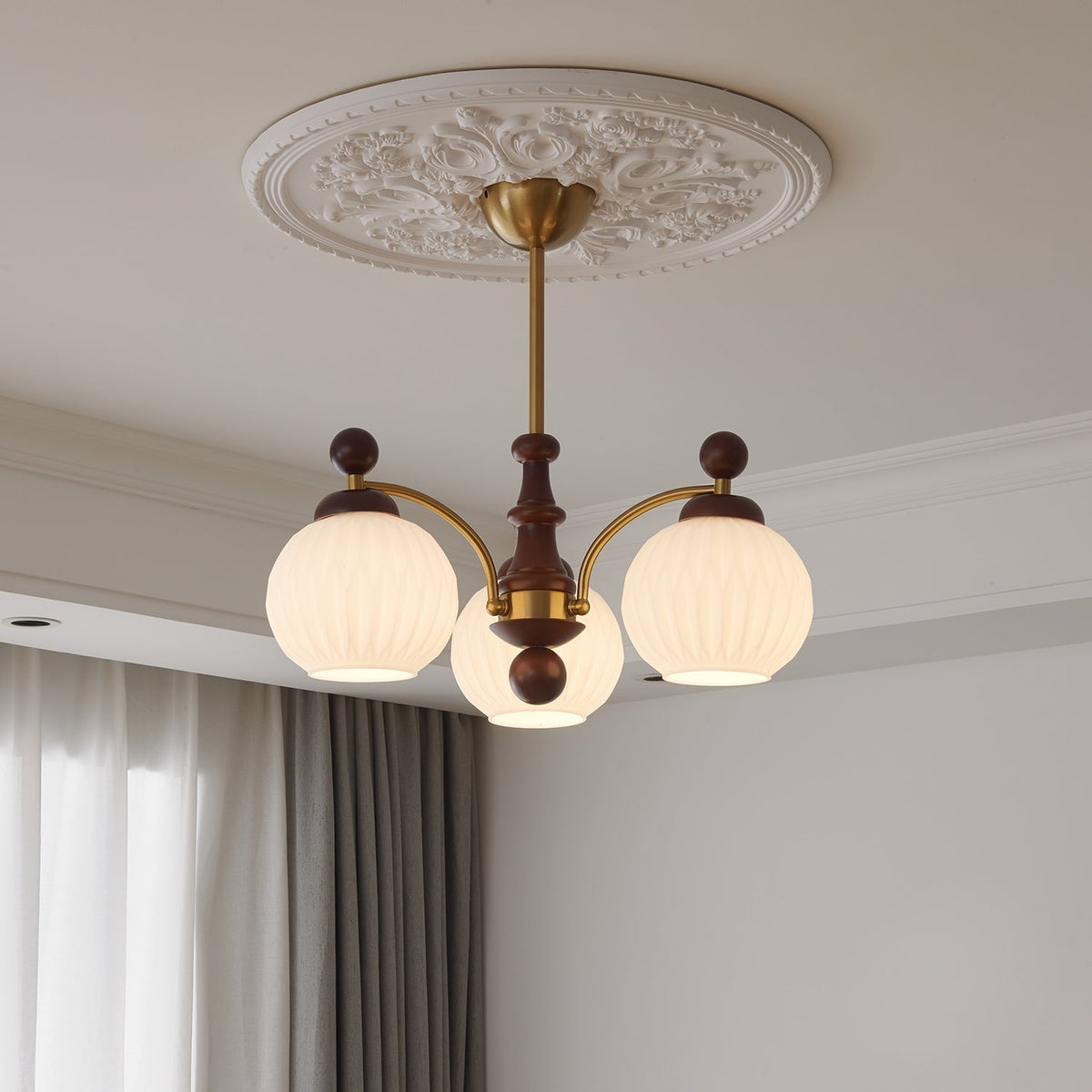 Vedoror Kronleuchter aus Holz und Glas im klassischen Orb-Design