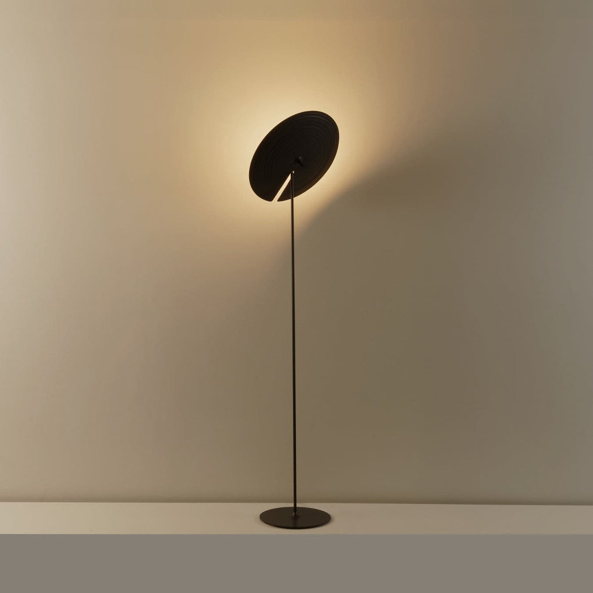 Spira moderne Stehleuchte aus Aluminium