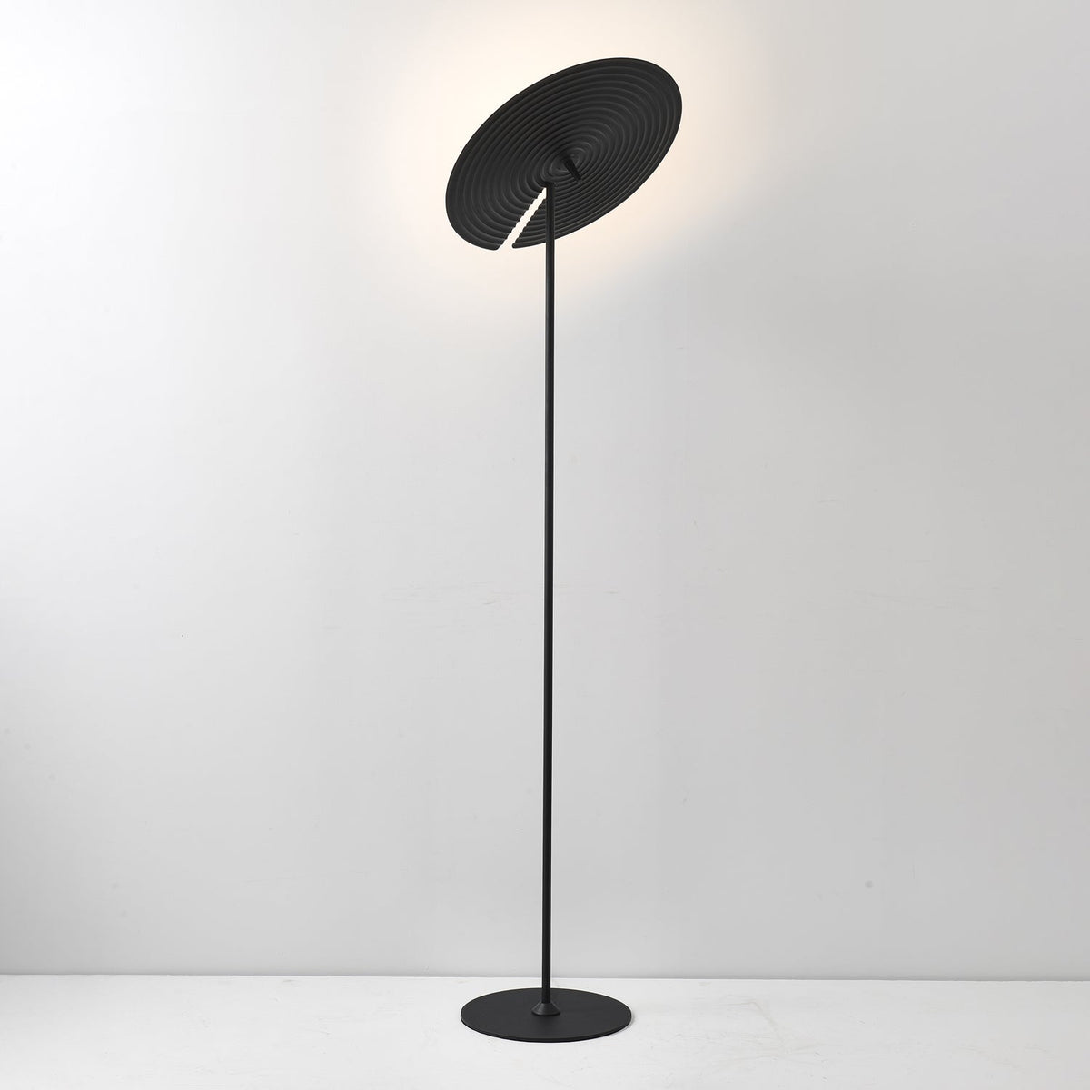 Spira moderne Stehleuchte aus Aluminium