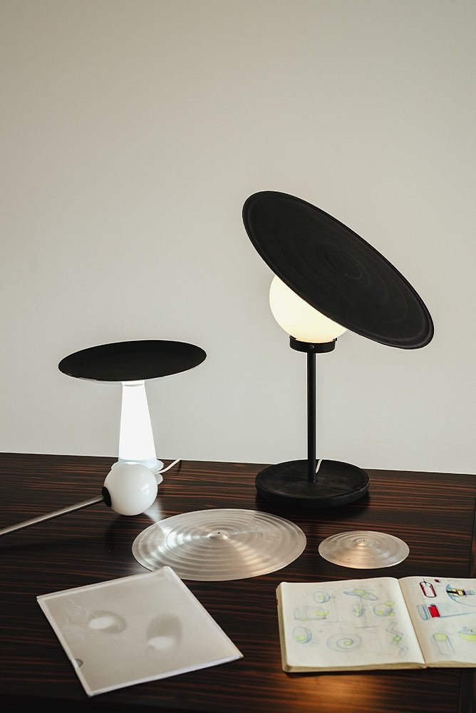 Vortex moderne Tischleuchte aus Aluminium