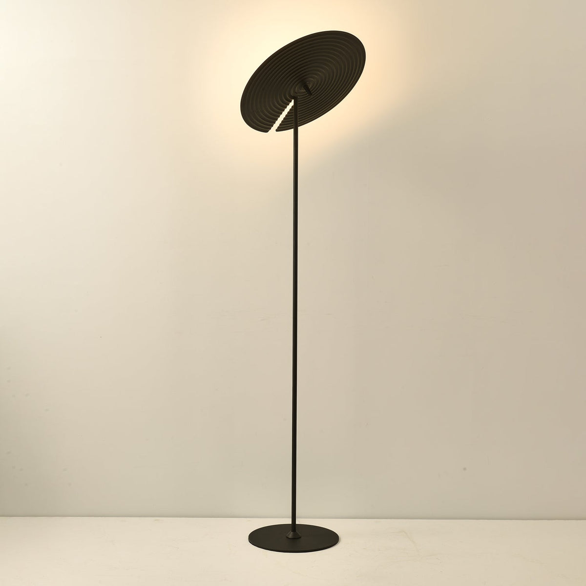 Spira moderne Stehleuchte aus Aluminium