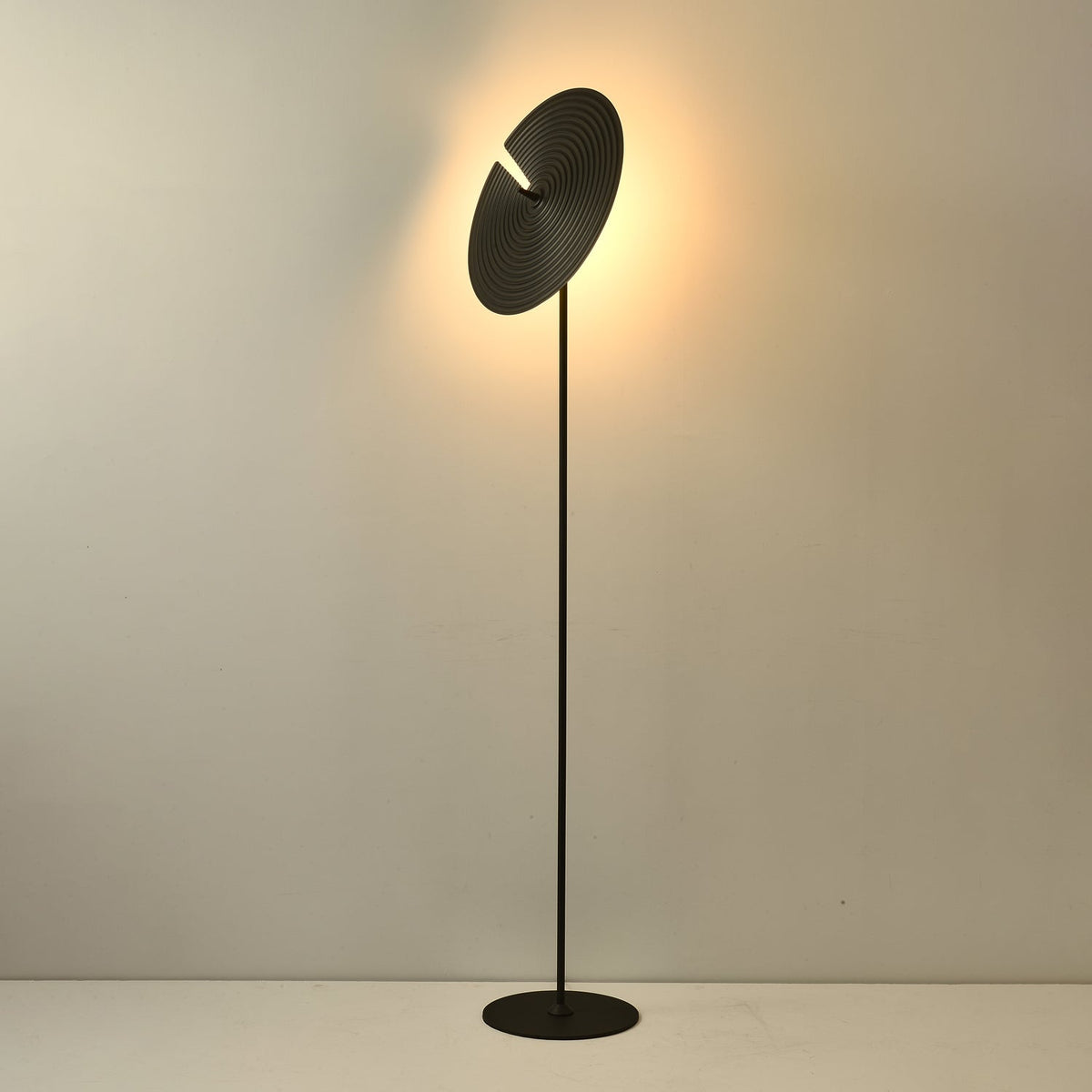 Spira moderne Stehleuchte aus Aluminium