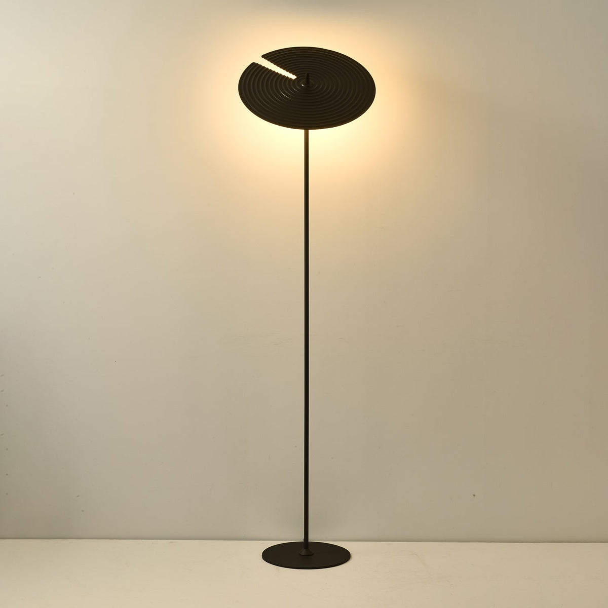 Spira moderne Stehleuchte aus Aluminium