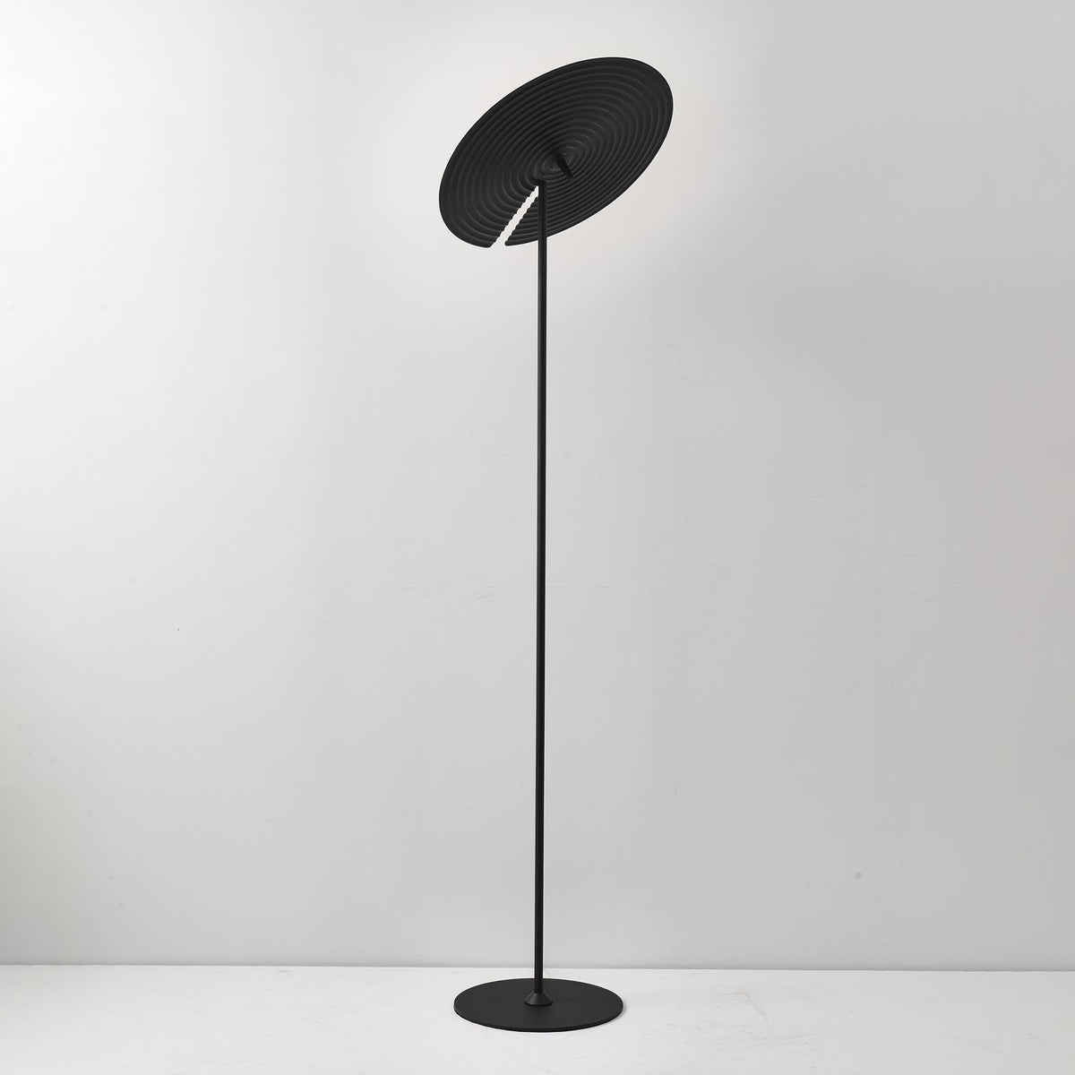 Spira moderne Stehleuchte aus Aluminium