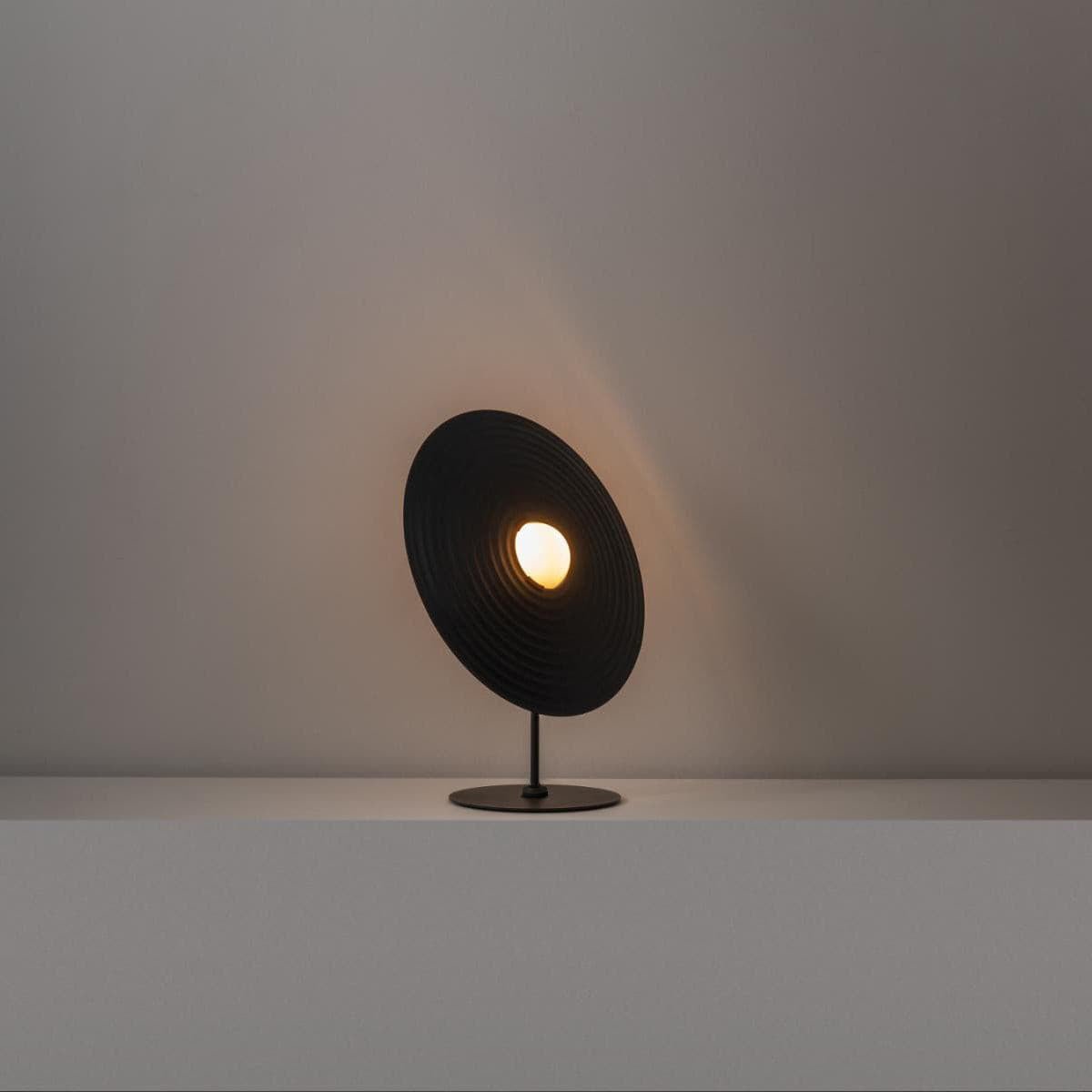 Vortex moderne Tischleuchte aus Aluminium