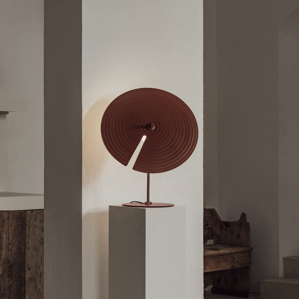 Vortex moderne Tischleuchte aus Aluminium