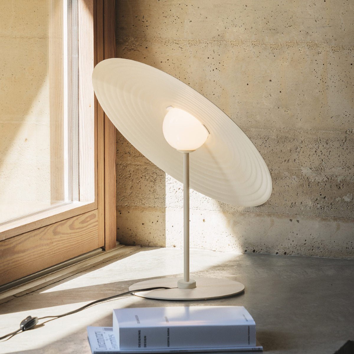 Vortex moderne Tischleuchte aus Aluminium