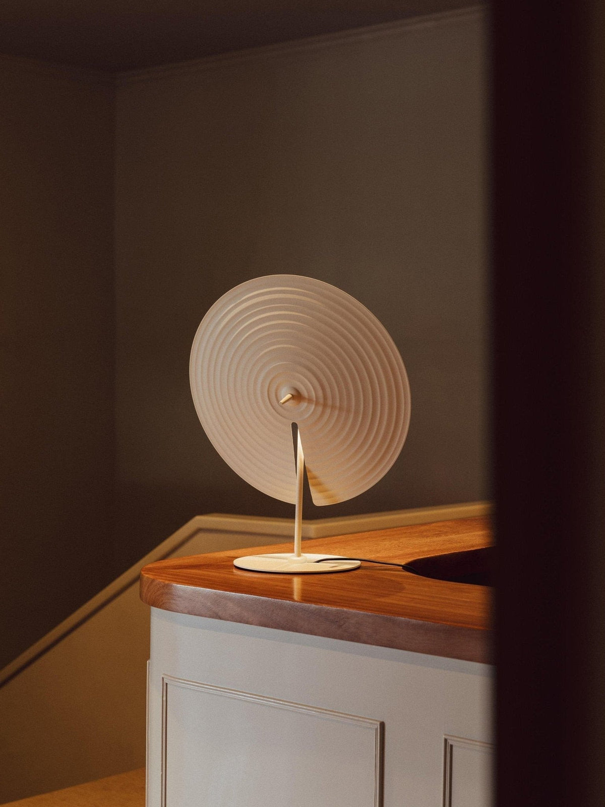 Vortex moderne Tischleuchte aus Aluminium