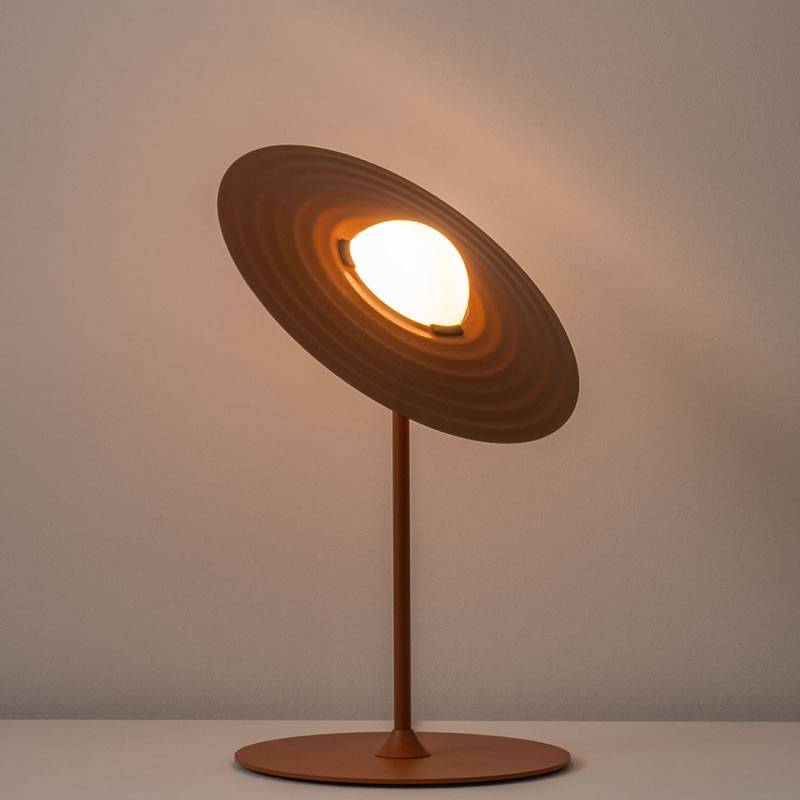 Vortex moderne Tischleuchte aus Aluminium