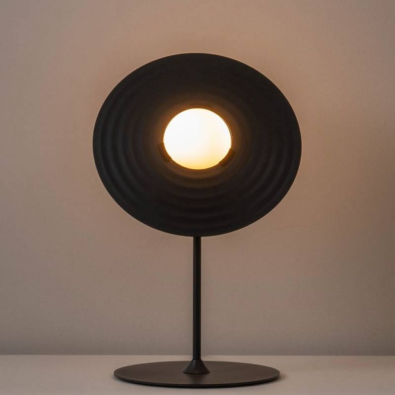 Vortex moderne Tischleuchte aus Aluminium