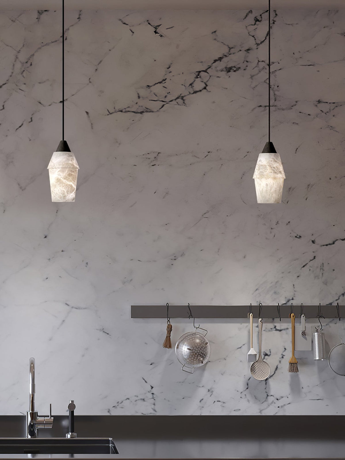 Ostara Pendelleuchte aus Messing und Alabaster
