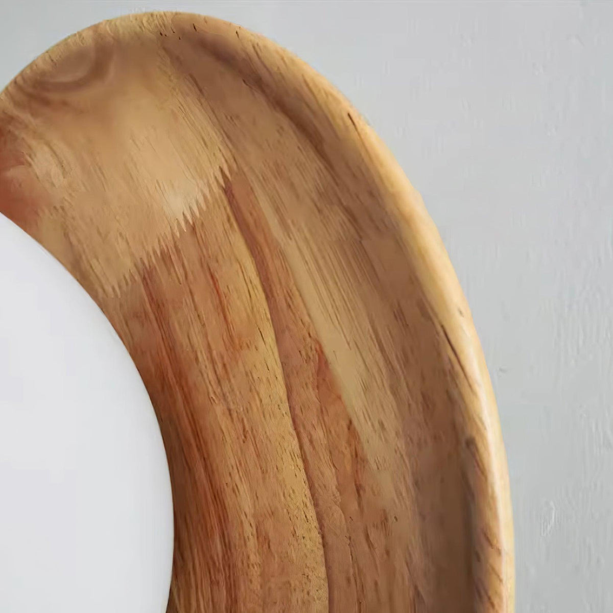Wandleuchte mit Metallkorpus, Holzrand und minimalistischem Stil