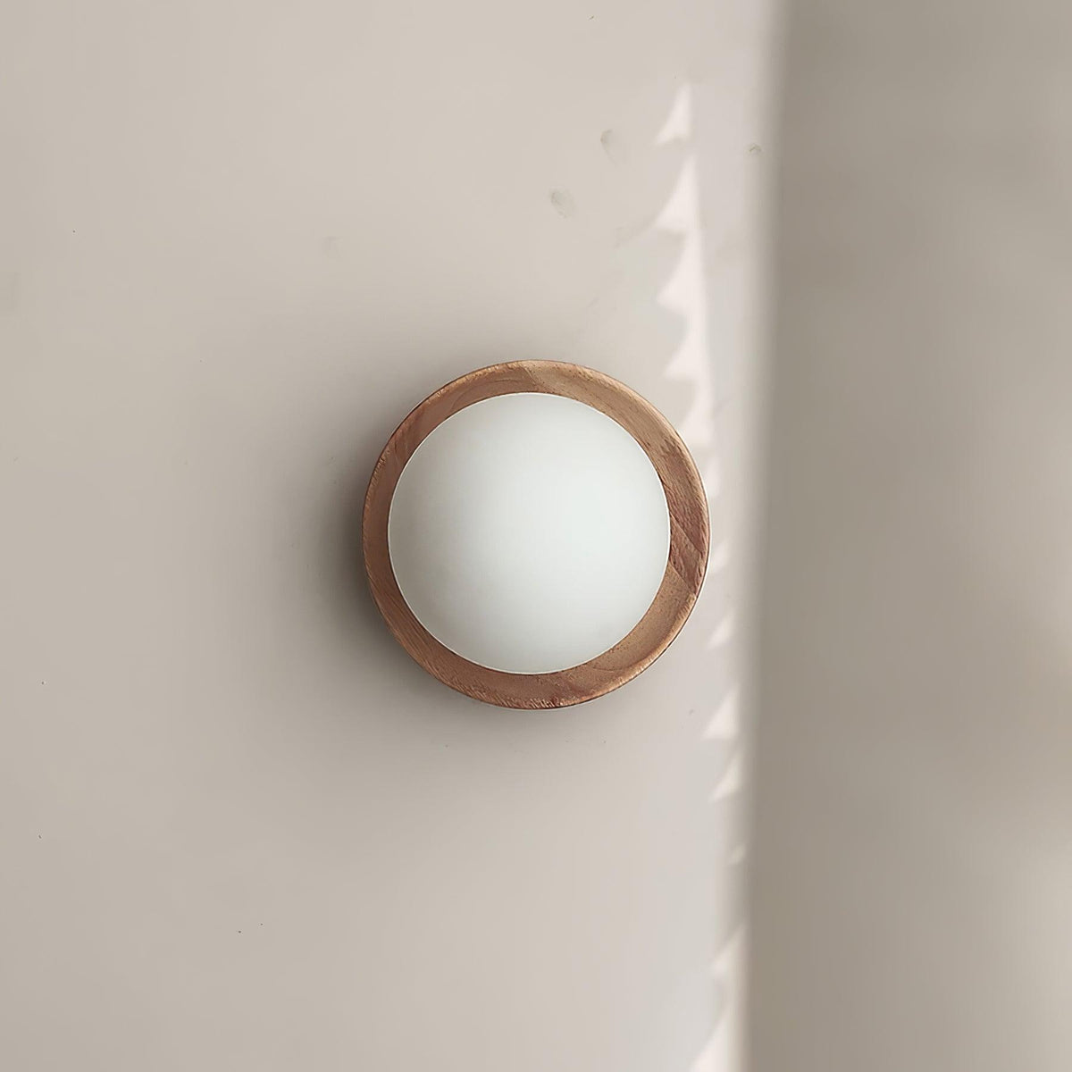 Wandleuchte mit Metallkorpus, Holzrand und minimalistischem Stil