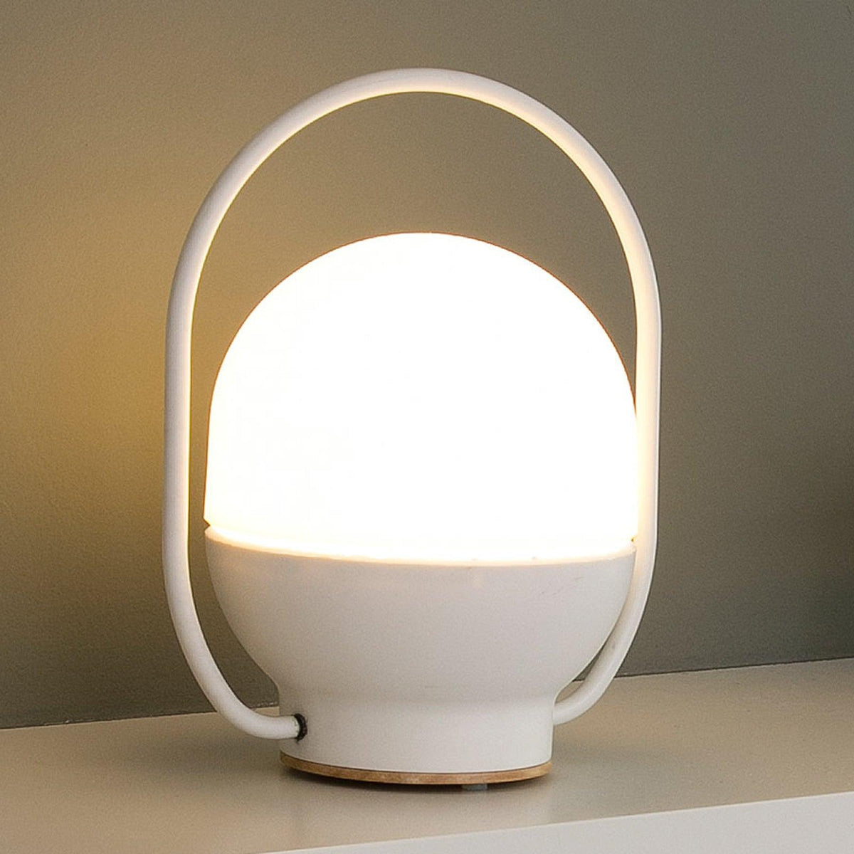 Orb Tischleuchte aus Glas im modernen Stil