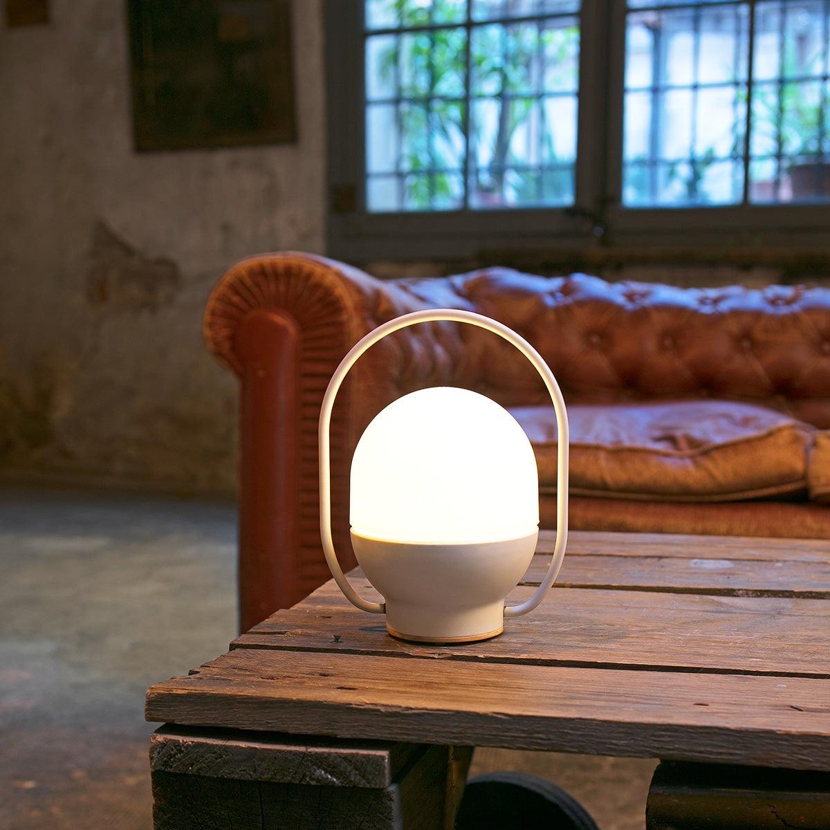 Orb Tischleuchte aus Glas im modernen Stil